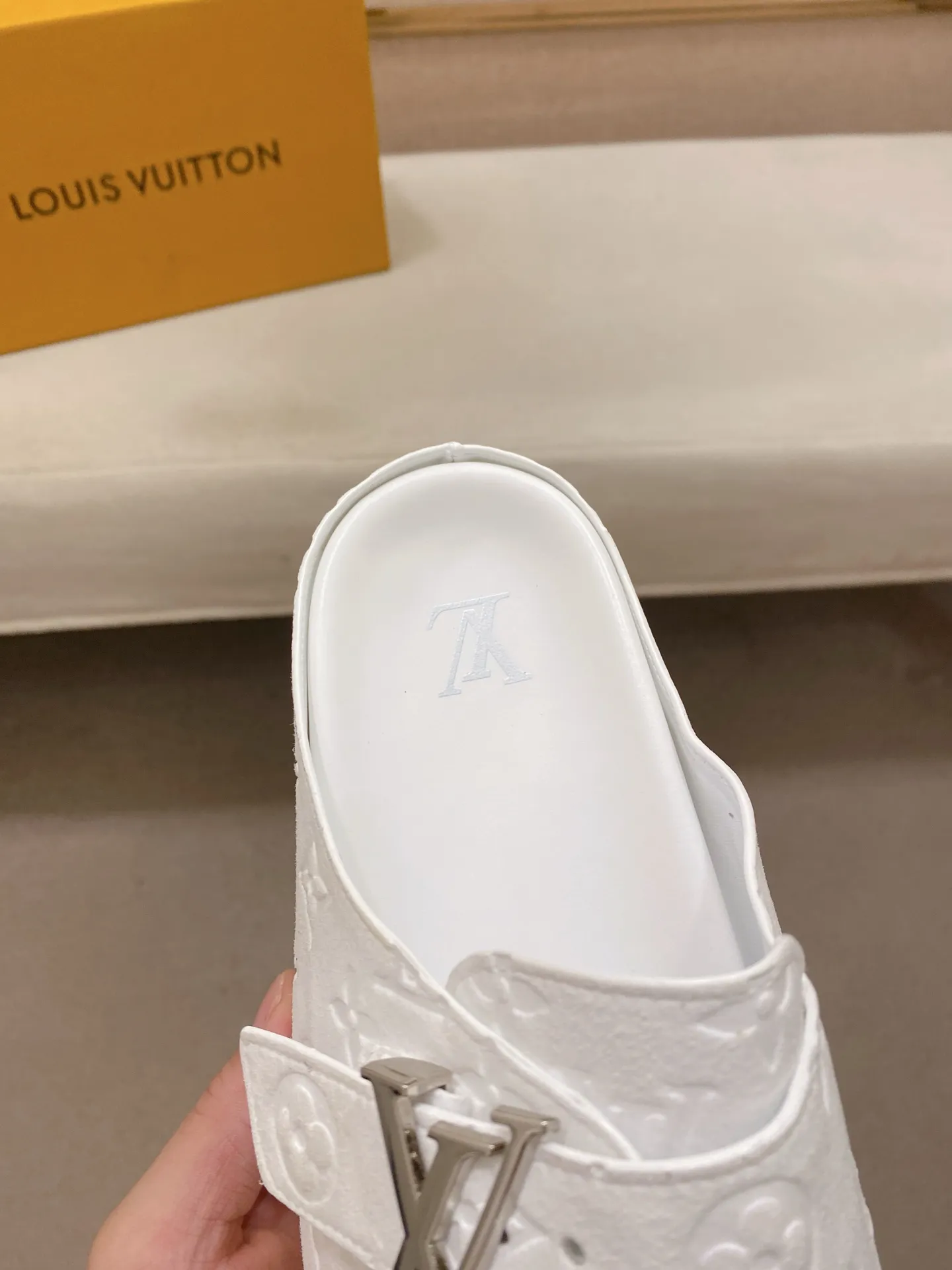 Men's shoes 💰: 360💰LV made 🔍Top purchasing agents, men's spring and summer slippers are available at the same counter. The uppers are made of Italian imported denim with logo graphics and high-quality craftsmanship. The soles are original soles specially provided by the original factory. The exclusive movable molded soles are super comfortable. Original factory follow-up products. 🔍🔍High quality. You can enter and exit the counter at will. Welcome to compare. The code number is 38-44.